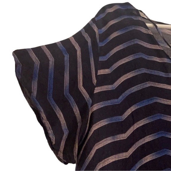 LUSH || Navy Blue Crop V-Neck Flowy Top || size Large - Picture 5 of 6